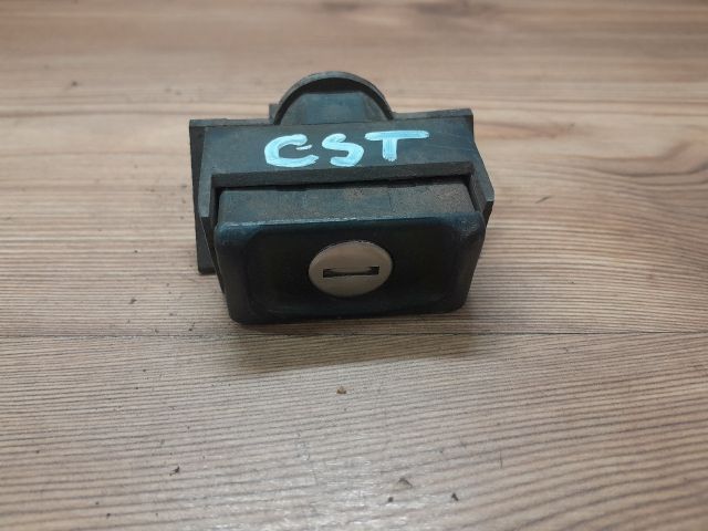 bontott VW GOLF II Csomagtér Nyitó Kar / Gomb