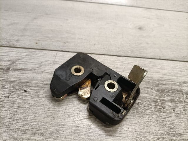 bontott VW GOLF II Csomagtérajtó Zárszerkezet