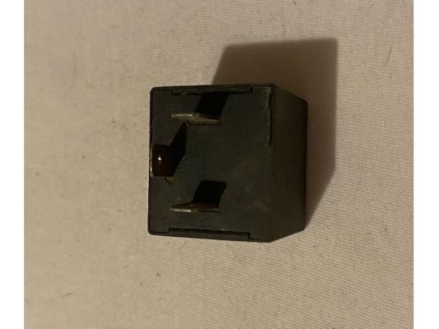 bontott VW GOLF II Relé