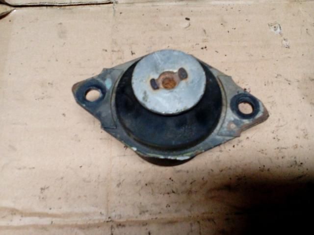 bontott VW GOLF III Motor Tartó Bak (Fém)