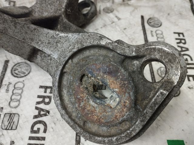 bontott VW GOLF III Motor Tartó Bak (Fém)