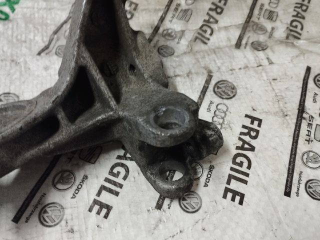 bontott VW GOLF III Motor Tartó Bak (Fém)