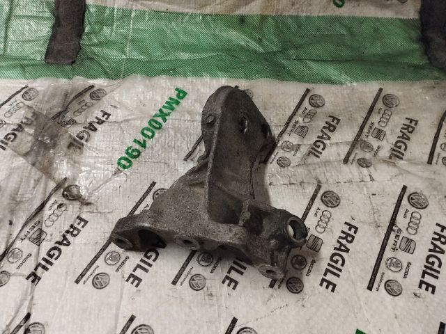 bontott VW GOLF III Motor Tartó Bak (Fém)