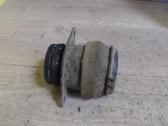 bontott VW GOLF III Motor Tartó Bak Jobb