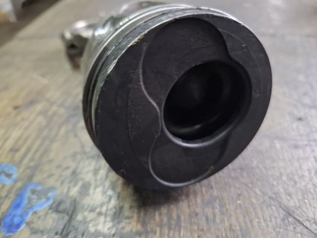 bontott VW GOLF III Dugattyú és Hajtókar