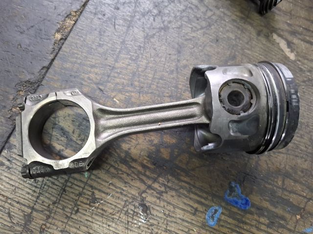 bontott VW GOLF III Dugattyú és Hajtókar