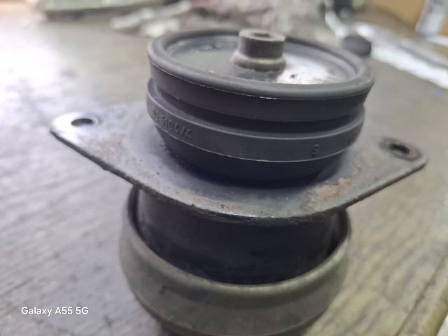 bontott VW GOLF III Motor Tartó Bak (Fém)