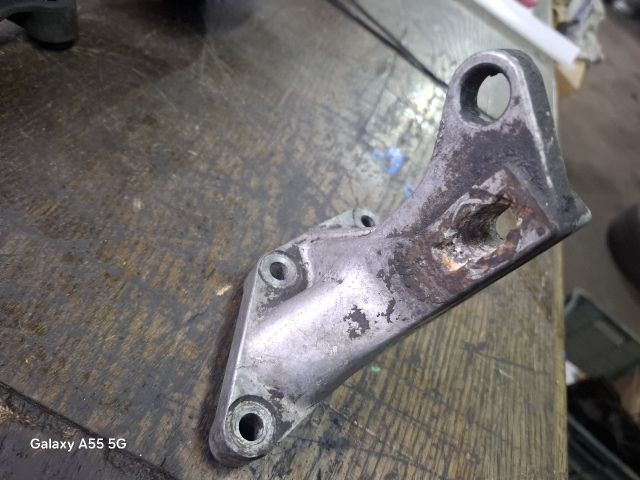 bontott VW GOLF III Motor Tartó Bak (Fém)