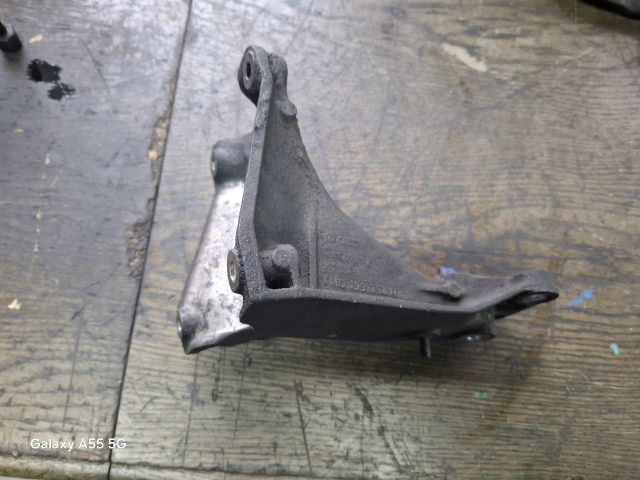 bontott VW GOLF III Motor Tartó Bak (Fém)