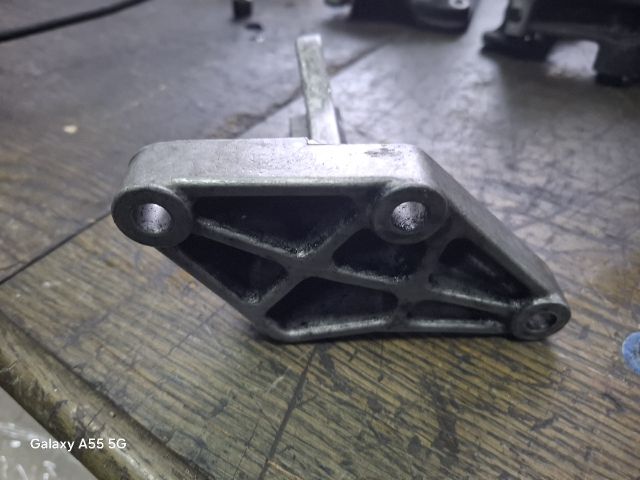 bontott VW GOLF III Motor Tartó Bak (Fém)