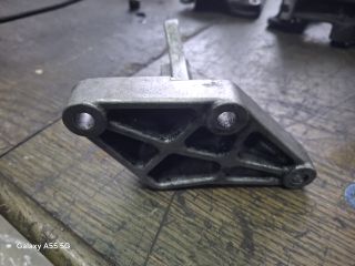 bontott VW GOLF III Motor Tartó Bak (Fém)