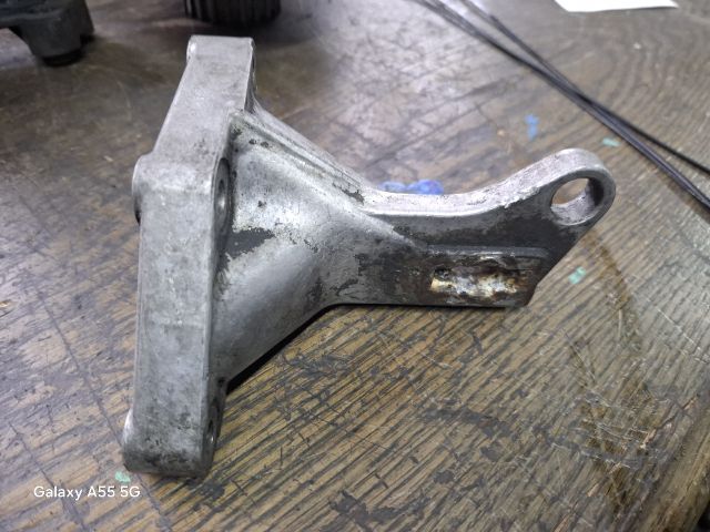 bontott VW GOLF III Motor Tartó Bak (Fém)