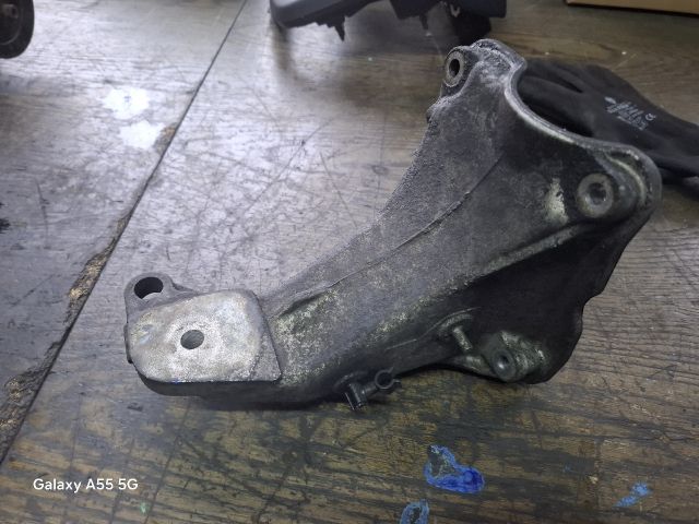 bontott VW GOLF III Motor Tartó Bak (Fém)