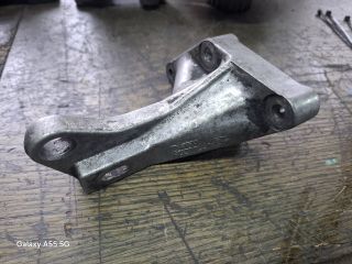 bontott VW GOLF III Motor Tartó Bak (Fém)