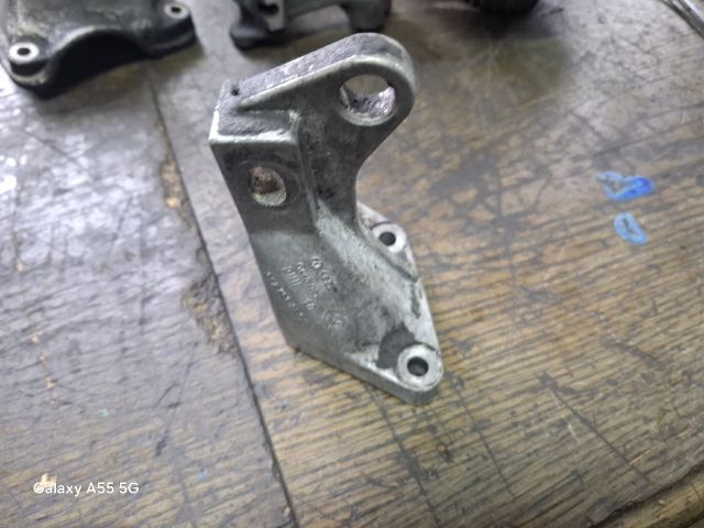 bontott VW GOLF III Motor Tartó Bak (Fém)