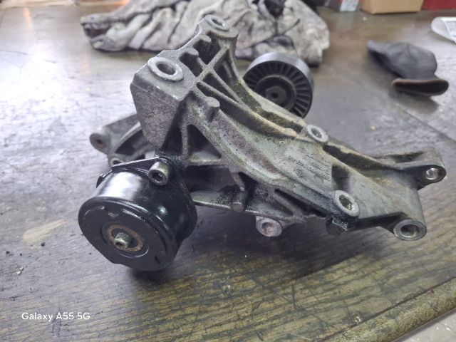 bontott VW GOLF III Szervó Tartó Bak Szíjfeszítővel