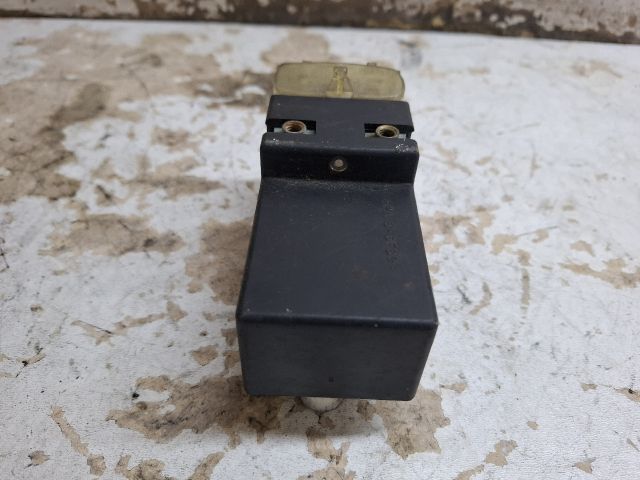 bontott VW GOLF III Hűtőventilátor Relé