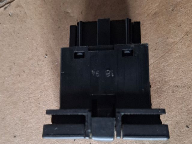 bontott VW GOLF III Ablakemelő Kapcsoló (Pozíciófüggetlen)