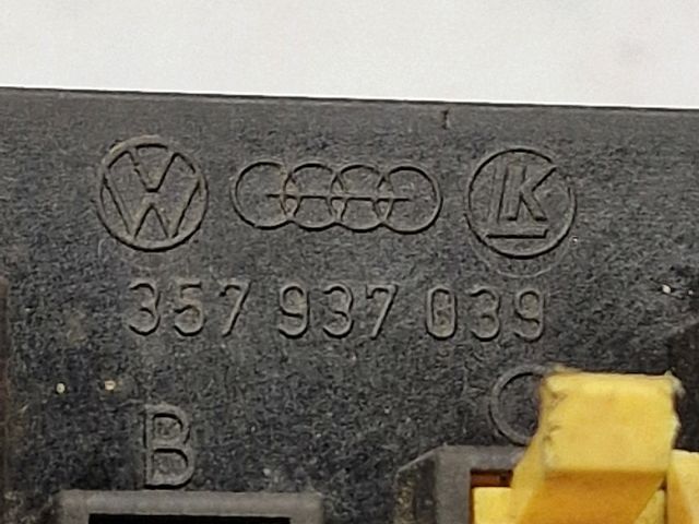 bontott VW GOLF III Biztosítéktábla Utastér