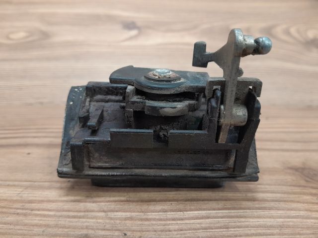 bontott VW GOLF III Csomagtér Nyitó Kar / Gomb