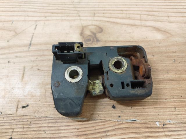 bontott VW GOLF III Csomagtérajtó Zárszerkezet