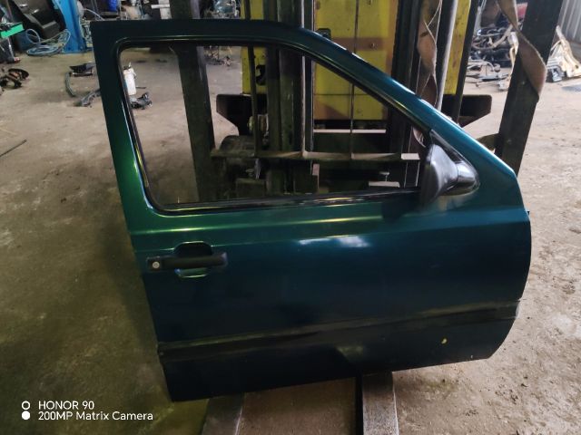 bontott VW GOLF III Jobb első Ajtó (Részeivel)