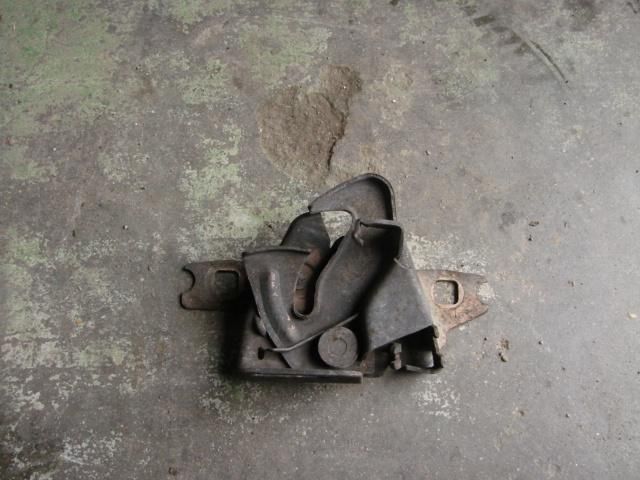 bontott VW GOLF III Motorháztető Zárszerkezet