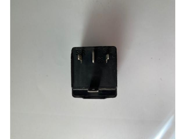 bontott VW GOLF III Relé