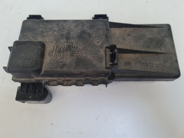 bontott VW GOLF IV Biztosítéktábla Motortér