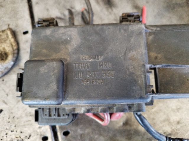 bontott VW GOLF IV Biztosítéktábla Motortér