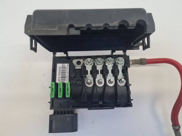 bontott VW GOLF IV Biztosítéktábla Motortér