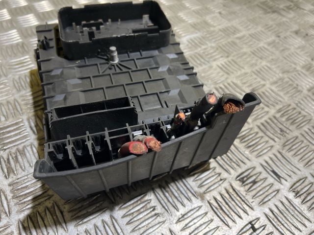 bontott VW GOLF IV Biztosítéktábla Motortér