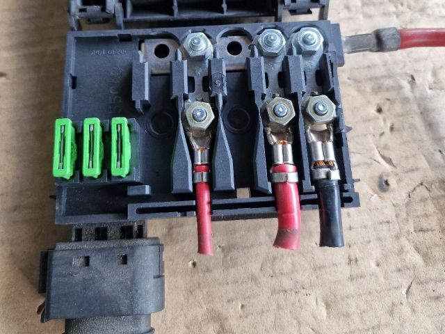 bontott VW GOLF IV Biztosítéktábla Motortér