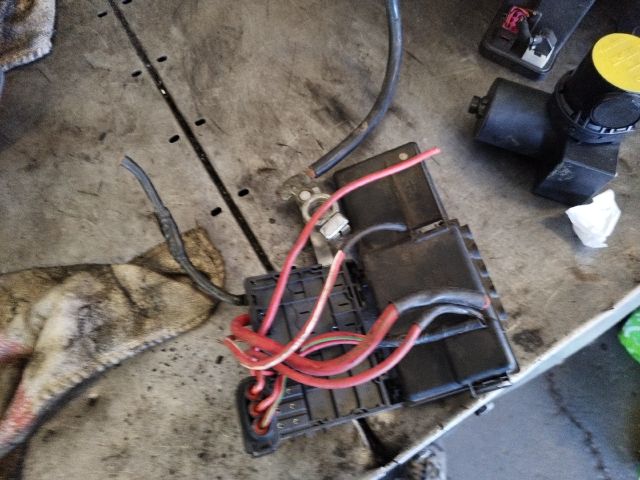 bontott VW GOLF IV Biztosítéktábla Motortér