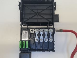 bontott VW GOLF IV Biztosítéktábla Motortér