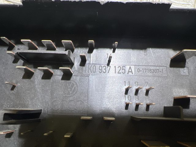 bontott VW GOLF IV Biztosítéktábla Motortér