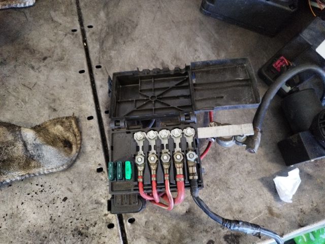 bontott VW GOLF IV Biztosítéktábla Motortér