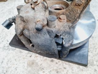 bontott VW GOLF IV Első Pár Fék Szett (Nyereg, Tárcsa, Betét)