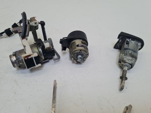 bontott VW GOLF IV Gyújtáskapcsoló Házzal