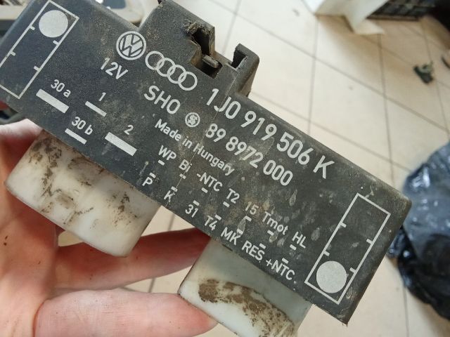 bontott VW GOLF IV Hűtőventilátor Relé