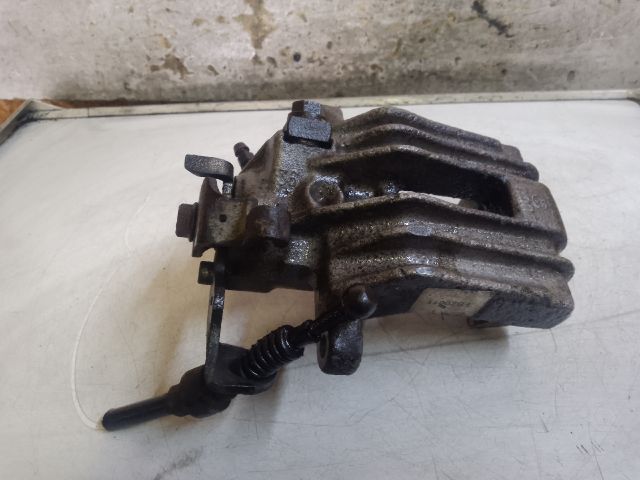 bontott VW GOLF IV Jobb hátsó Féknyereg Munkahengerrel