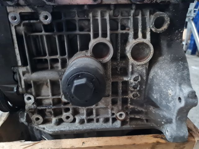 bontott VW GOLF IV Motor (Fűzött blokk hengerfejjel)