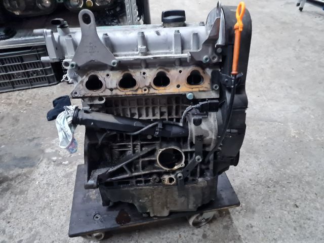 bontott VW GOLF IV Motor (Fűzött blokk hengerfejjel)