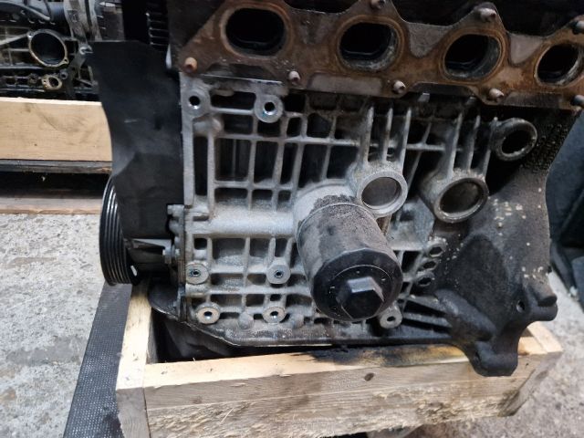 bontott VW GOLF IV Motor (Fűzött blokk hengerfejjel)