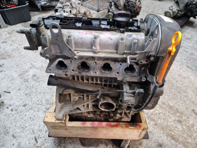 bontott VW GOLF IV Motor (Fűzött blokk hengerfejjel)