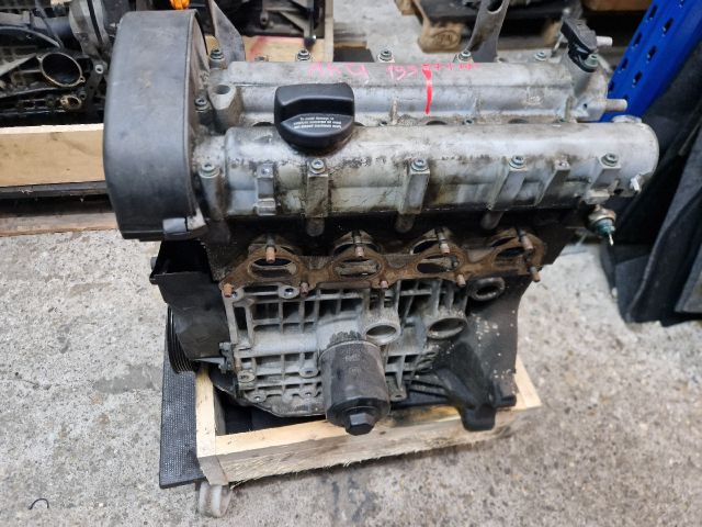 bontott VW GOLF IV Motor (Fűzött blokk hengerfejjel)