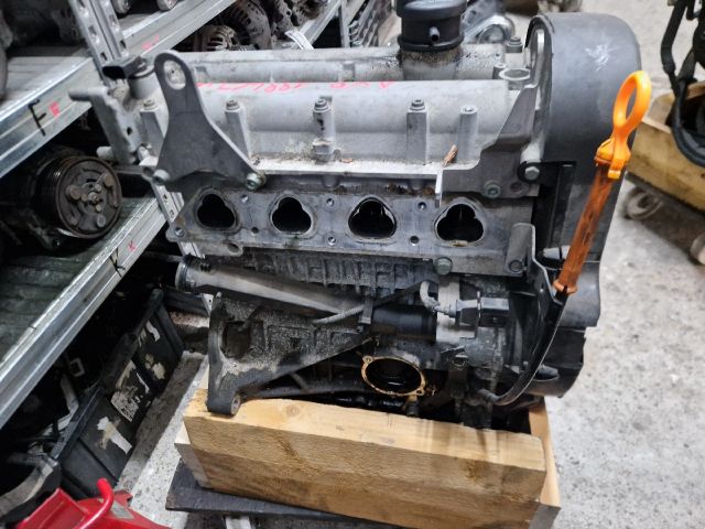 bontott VW GOLF IV Motor (Fűzött blokk hengerfejjel)