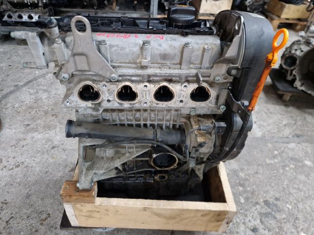 bontott VW GOLF IV Motor (Fűzött blokk hengerfejjel)