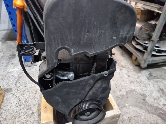 bontott VW GOLF IV Motor (Fűzött blokk hengerfejjel)