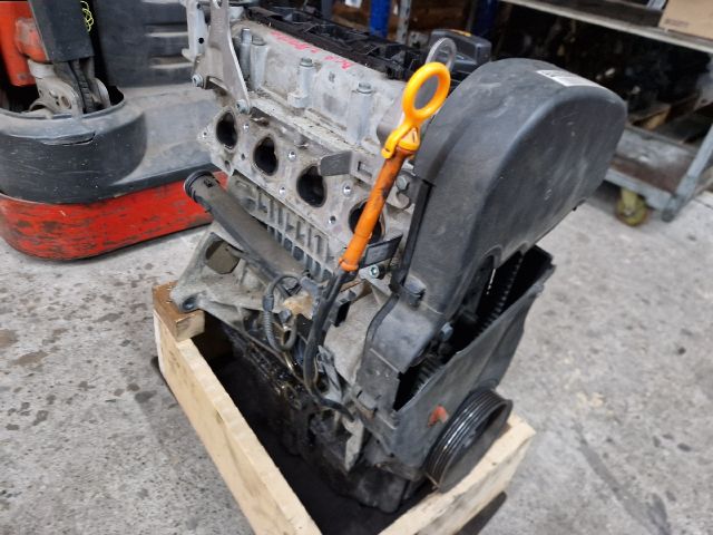 bontott VW GOLF IV Motor (Fűzött blokk hengerfejjel)